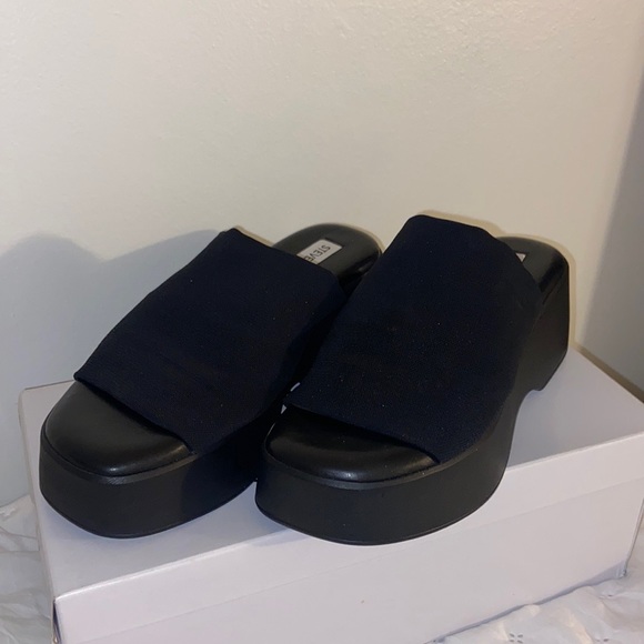 Steve Madden Slinky 30 Black Sandals - Picture 1 of 3